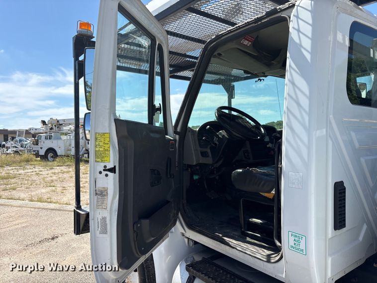 image for item DV8512 2013 International DuraStar 4300 bucket truck
