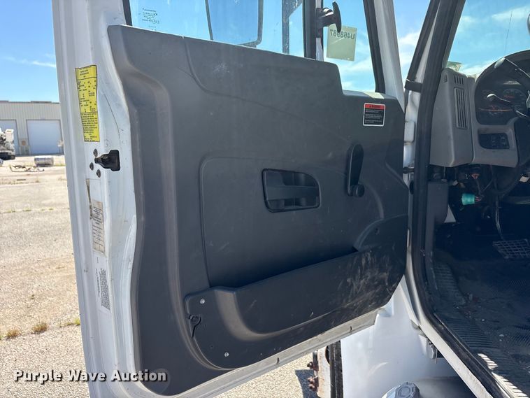 image for item DV8512 2013 International DuraStar 4300 bucket truck