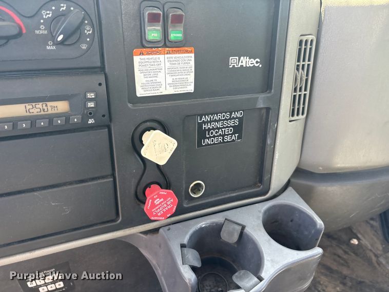 image for item DV8512 2013 International DuraStar 4300 bucket truck
