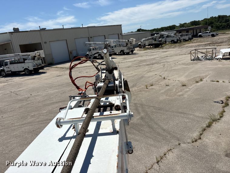 image for item DV8513 2015 Freightliner Business Class M2 digger derrick truck