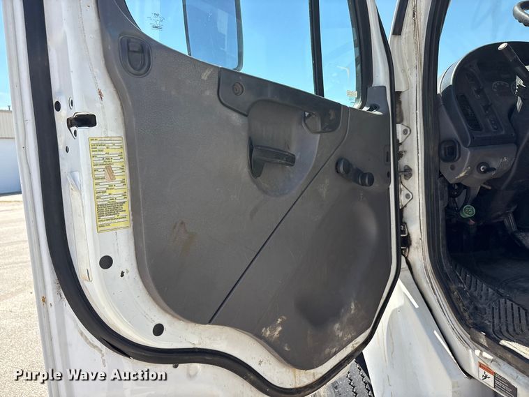 image for item DV8513 2015 Freightliner Business Class M2 digger derrick truck