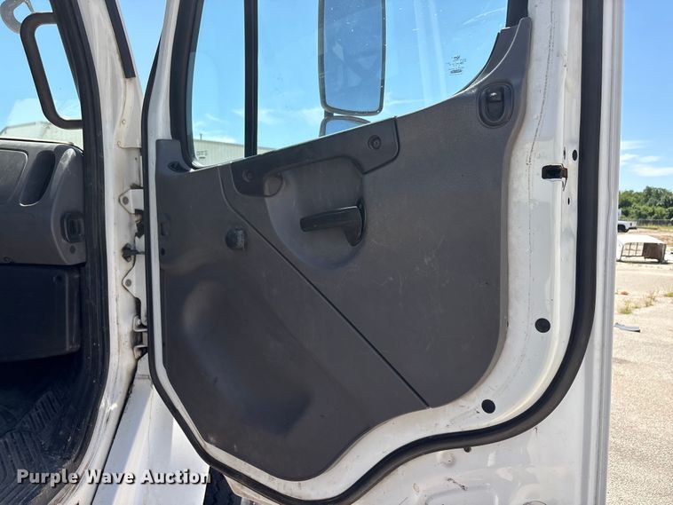 image for item DV8513 2015 Freightliner Business Class M2 digger derrick truck