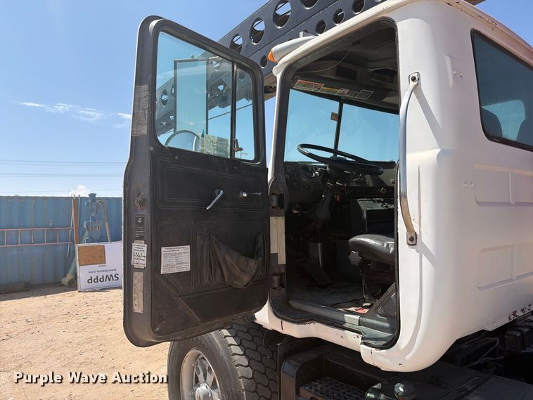 image for item DV8627 1997 Mack DM690S drilling rig truck