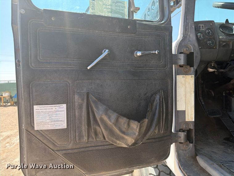 image for item DV8627 1997 Mack DM690S drilling rig truck