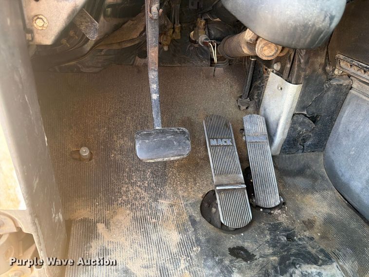 image for item DV8627 1997 Mack DM690S drilling rig truck