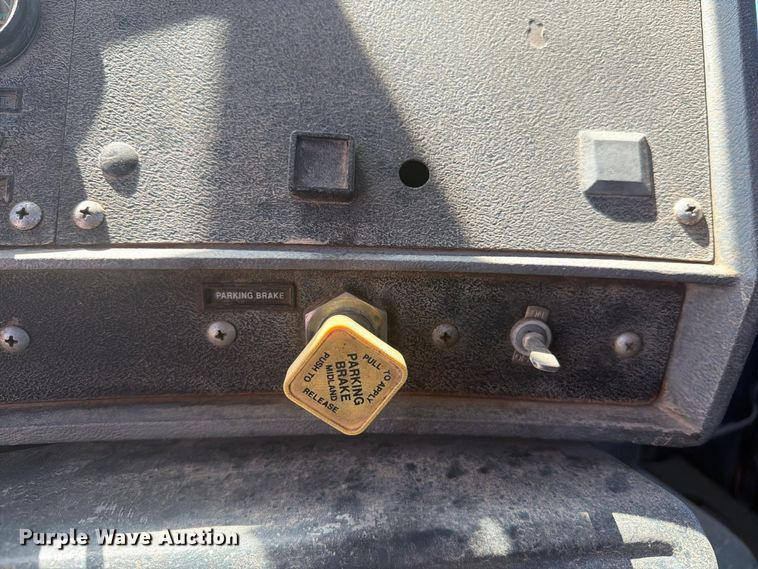 image for item DV8627 1997 Mack DM690S drilling rig truck