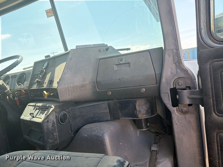image for item DV8627 1997 Mack DM690S drilling rig truck