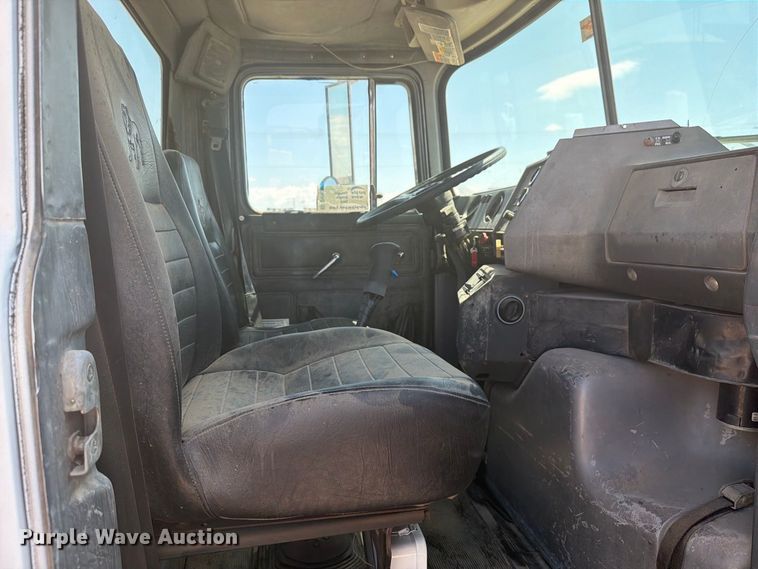image for item DV8627 1997 Mack DM690S drilling rig truck