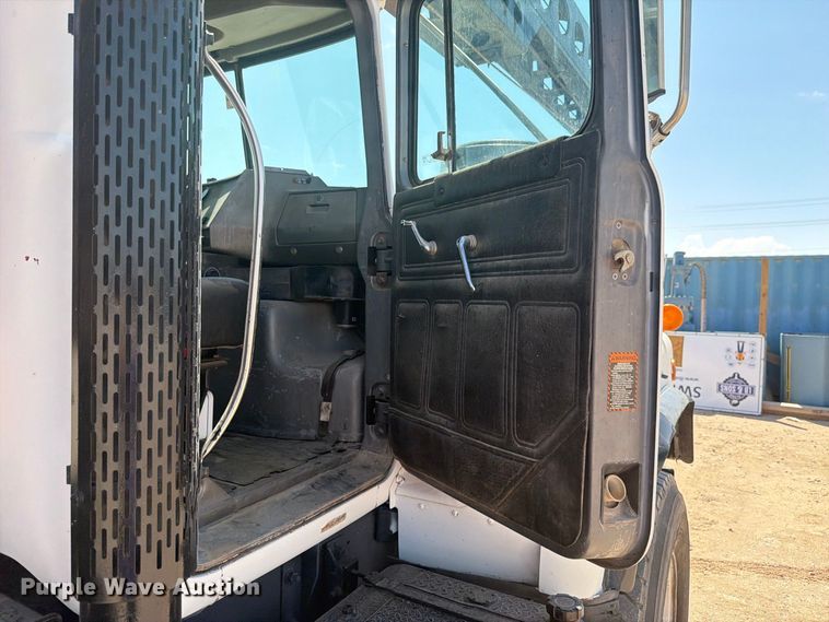 image for item DV8627 1997 Mack DM690S drilling rig truck