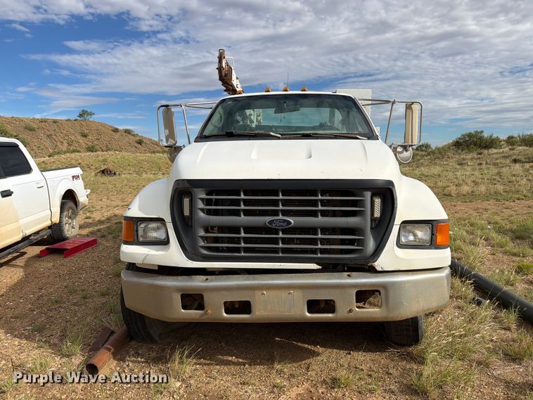 image for item DV8634 2000 Ford F650 Super Duty utility / service truck