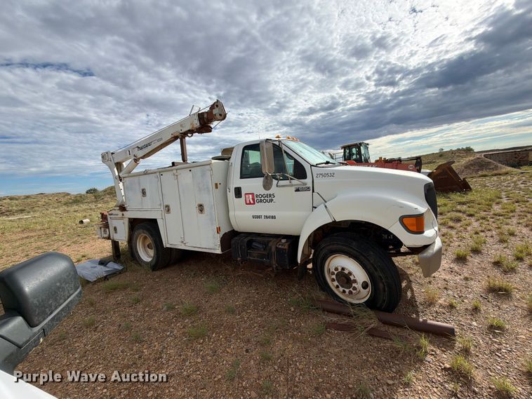 image for item DV8634 2000 Ford F650 Super Duty utility / service truck
