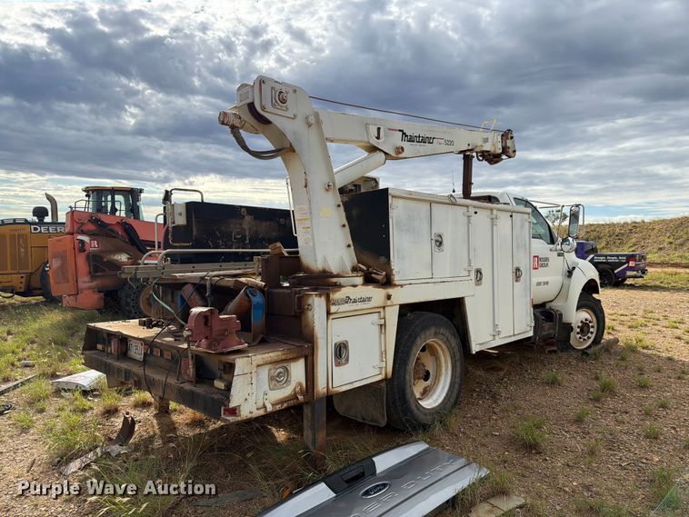 image for item DV8634 2000 Ford F650 Super Duty utility / service truck