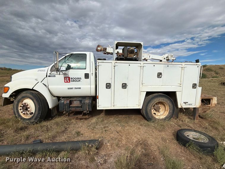 image for item DV8634 2000 Ford F650 Super Duty utility / service truck