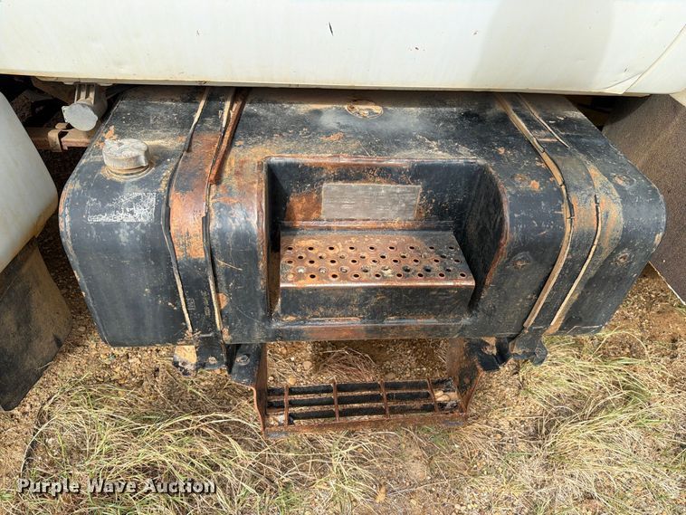 image for item DV8634 2000 Ford F650 Super Duty utility / service truck