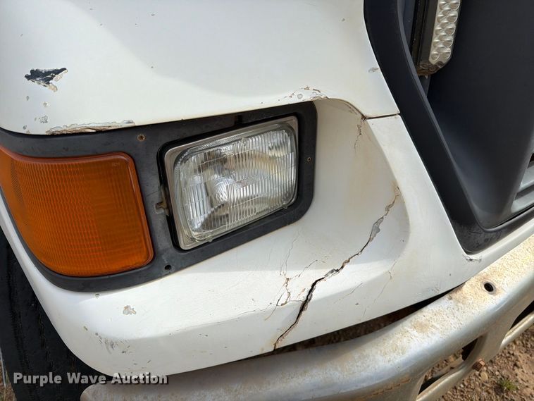 image for item DV8634 2000 Ford F650 Super Duty utility / service truck