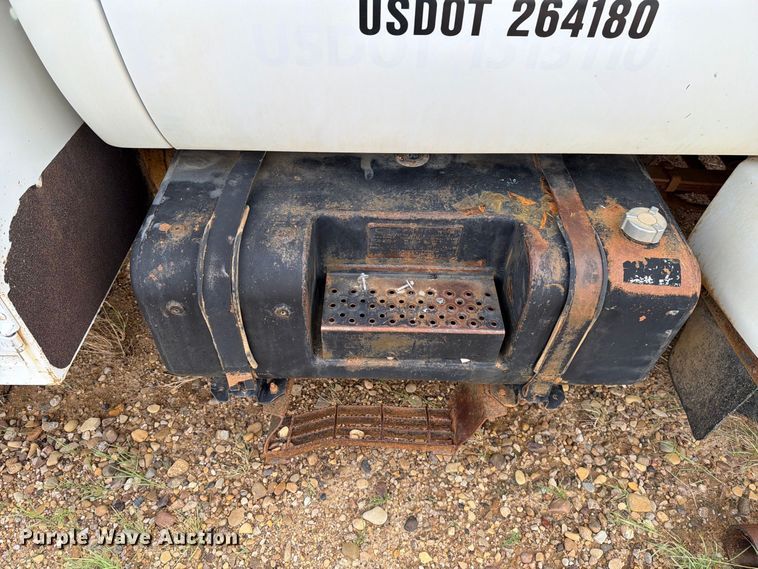 image for item DV8634 2000 Ford F650 Super Duty utility / service truck