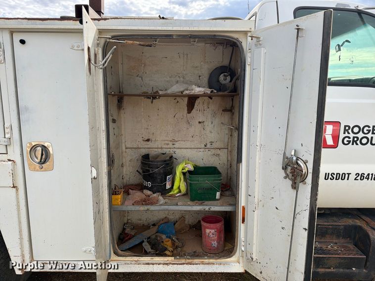 image for item DV8634 2000 Ford F650 Super Duty utility / service truck