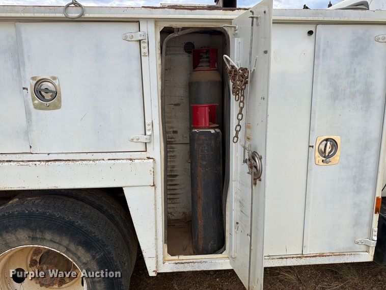 image for item DV8634 2000 Ford F650 Super Duty utility / service truck