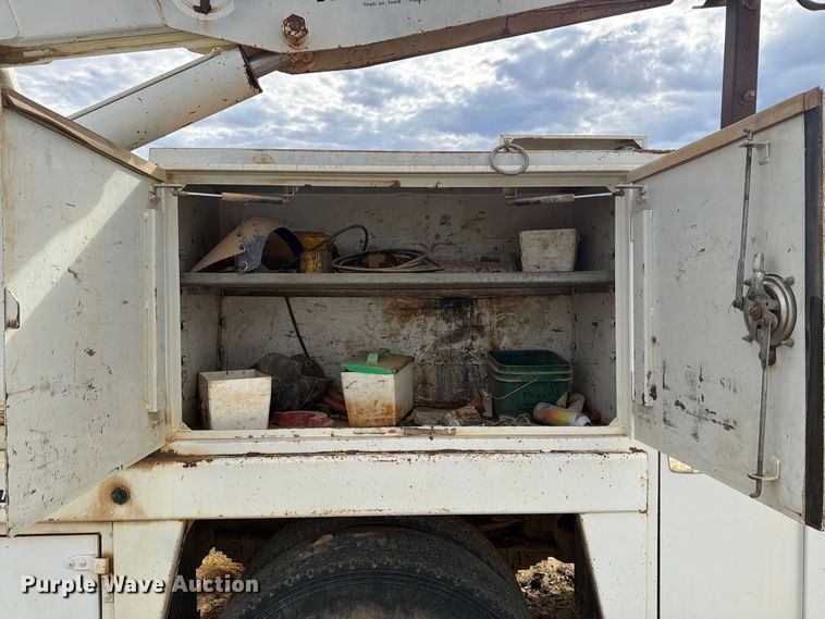 image for item DV8634 2000 Ford F650 Super Duty utility / service truck