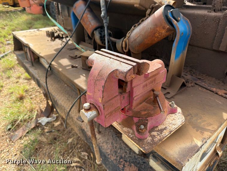 image for item DV8634 2000 Ford F650 Super Duty utility / service truck