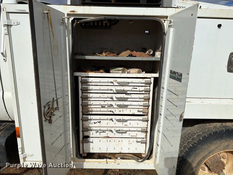 image for item DV8634 2000 Ford F650 Super Duty utility / service truck