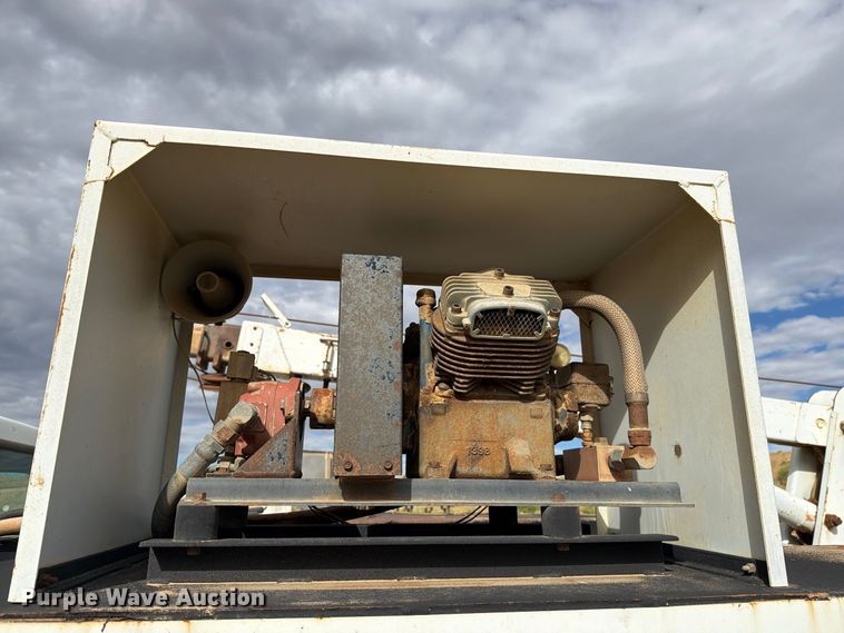 image for item DV8634 2000 Ford F650 Super Duty utility / service truck