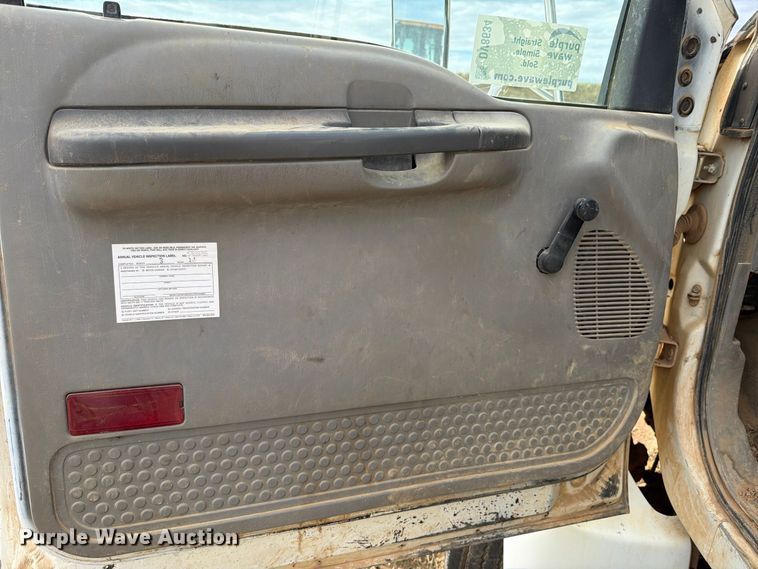 image for item DV8634 2000 Ford F650 Super Duty utility / service truck
