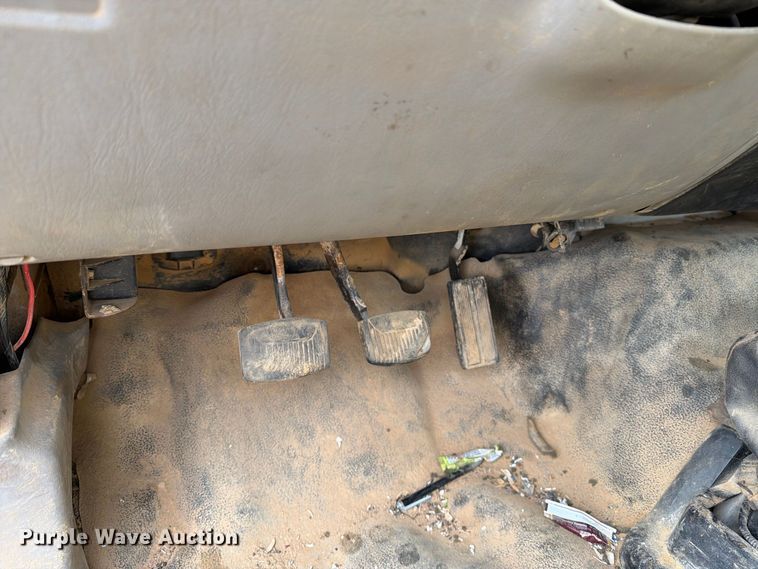 image for item DV8634 2000 Ford F650 Super Duty utility / service truck