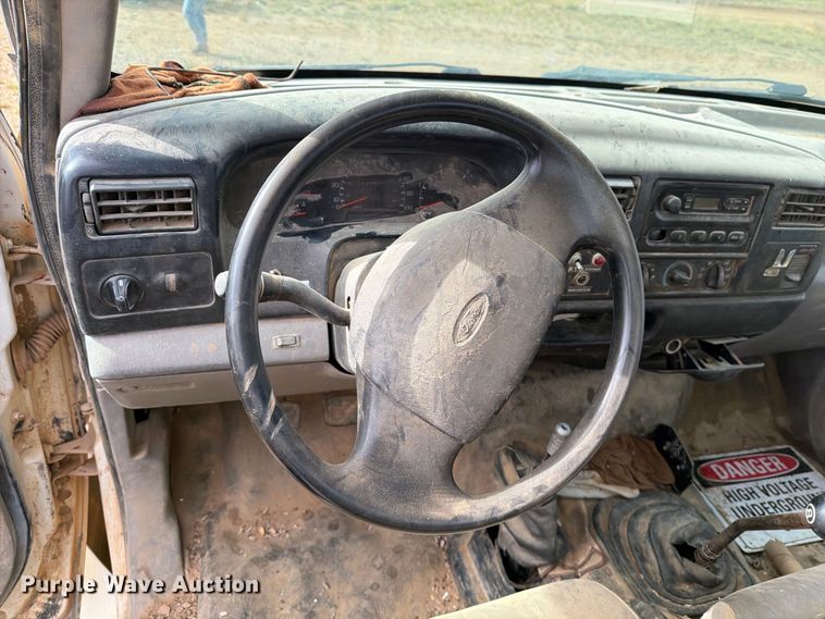 image for item DV8634 2000 Ford F650 Super Duty utility / service truck