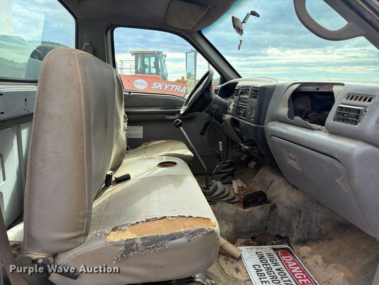 image for item DV8634 2000 Ford F650 Super Duty utility / service truck