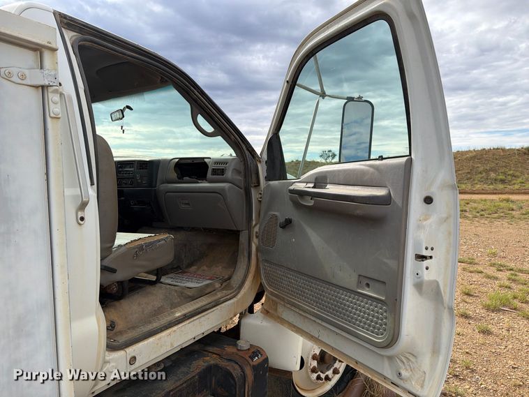 image for item DV8634 2000 Ford F650 Super Duty utility / service truck