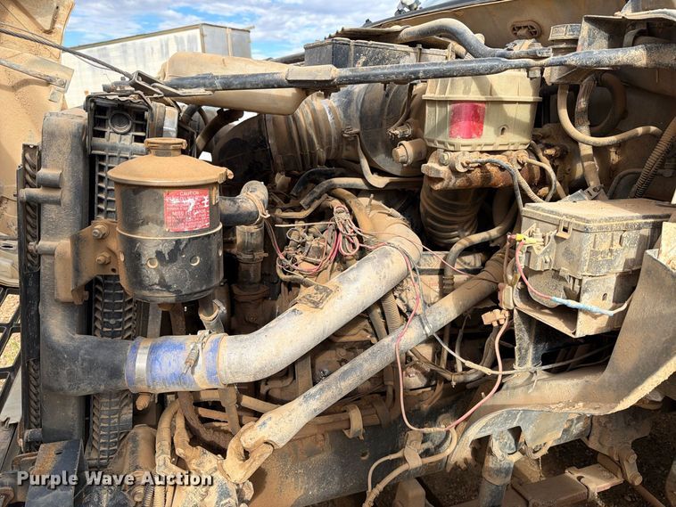 image for item DV8634 2000 Ford F650 Super Duty utility / service truck