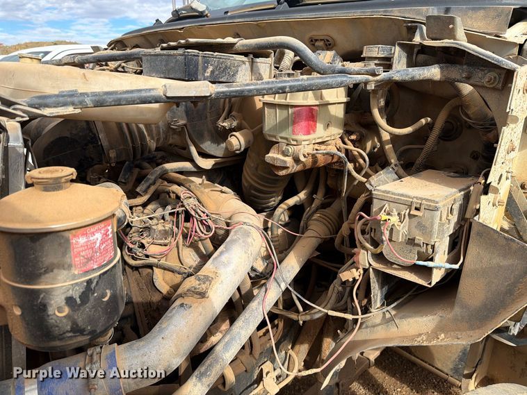 image for item DV8634 2000 Ford F650 Super Duty utility / service truck