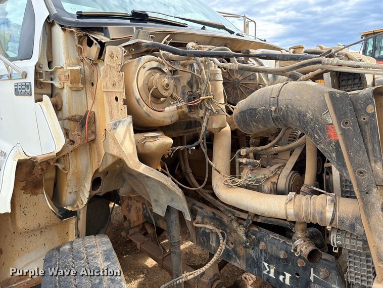 image for item DV8634 2000 Ford F650 Super Duty utility / service truck