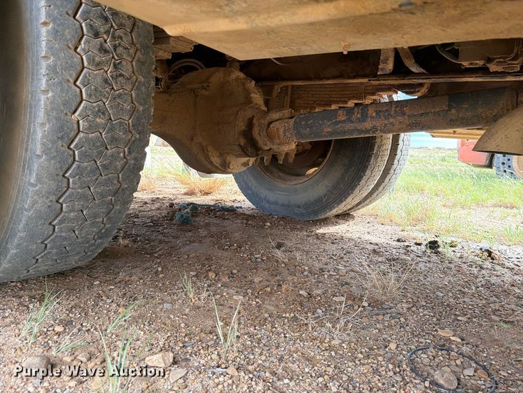 image for item DV8634 2000 Ford F650 Super Duty utility / service truck