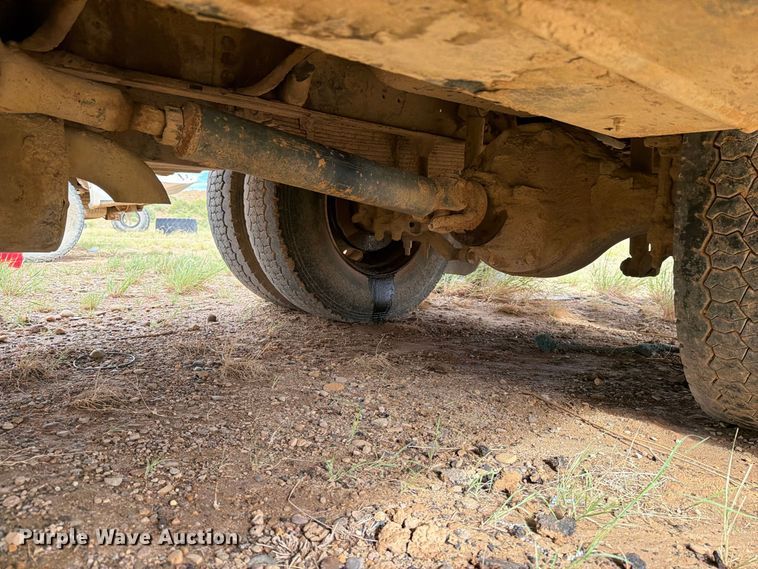 image for item DV8634 2000 Ford F650 Super Duty utility / service truck
