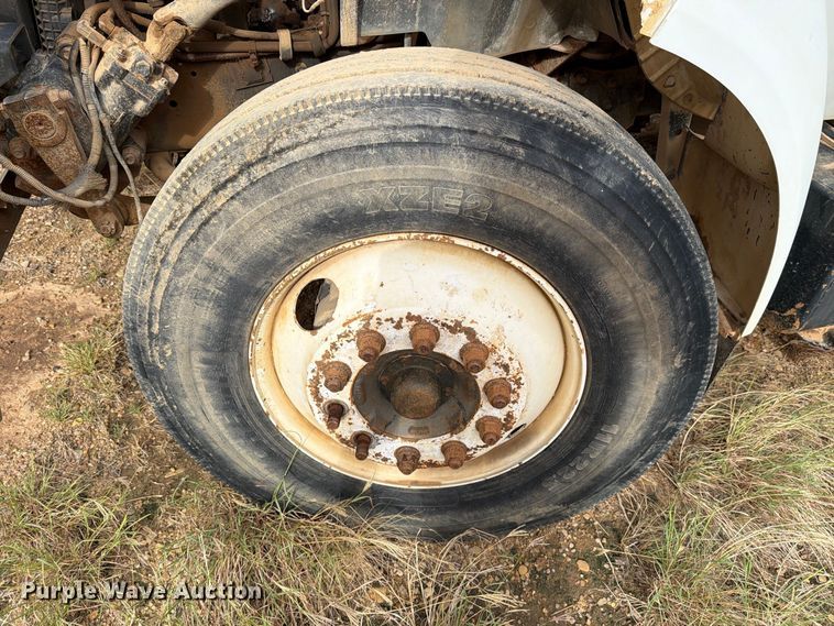 image for item DV8634 2000 Ford F650 Super Duty utility / service truck