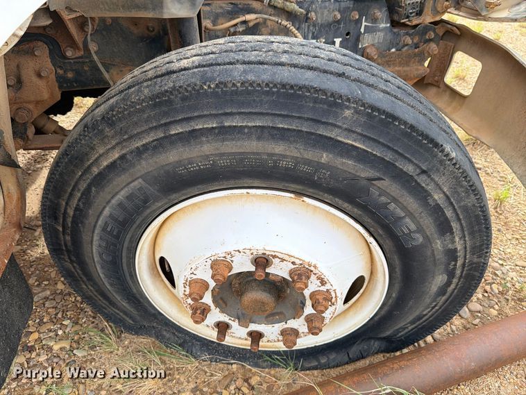 image for item DV8634 2000 Ford F650 Super Duty utility / service truck