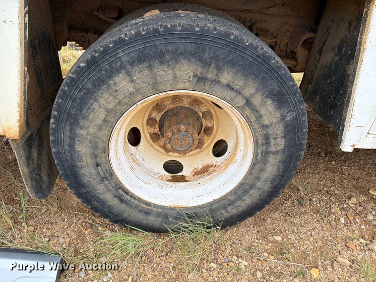 image for item DV8634 2000 Ford F650 Super Duty utility / service truck