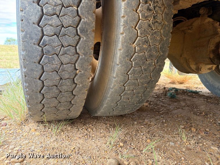image for item DV8634 2000 Ford F650 Super Duty utility / service truck
