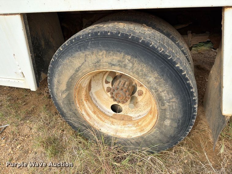 image for item DV8634 2000 Ford F650 Super Duty utility / service truck