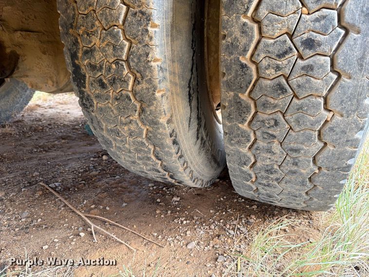 image for item DV8634 2000 Ford F650 Super Duty utility / service truck