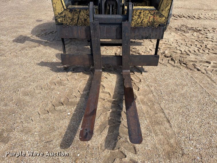 image for item DV8682 1999 Caterpillar TH83 telehandler