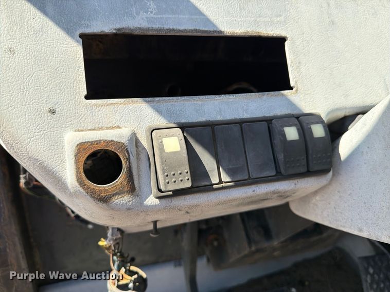 image for item DV8682 1999 Caterpillar TH83 telehandler