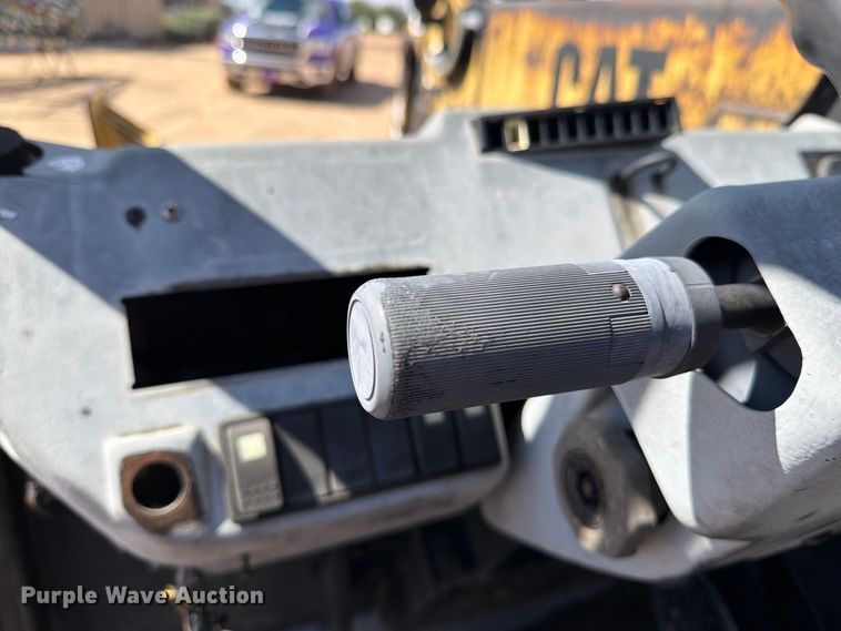 image for item DV8682 1999 Caterpillar TH83 telehandler