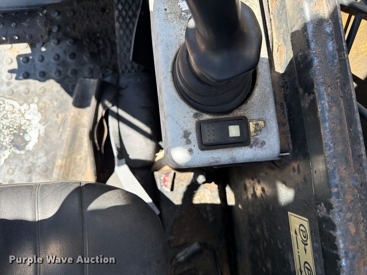 image for item DV8682 1999 Caterpillar TH83 telehandler