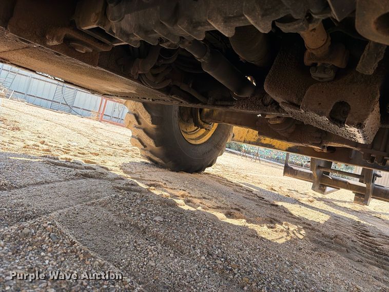 image for item DV8682 1999 Caterpillar TH83 telehandler