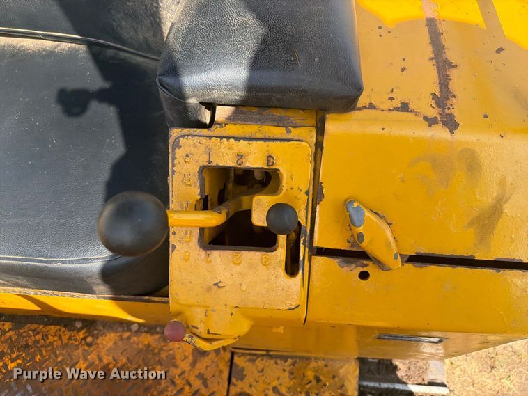 image for item DY3450 1982 John Deere 555A track loader