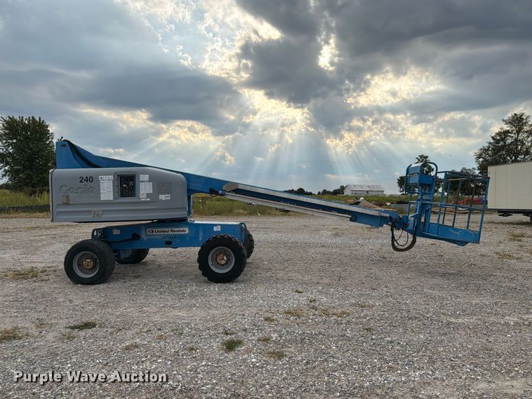 image for item DZ4855 2005 Genie S-40 boom lift