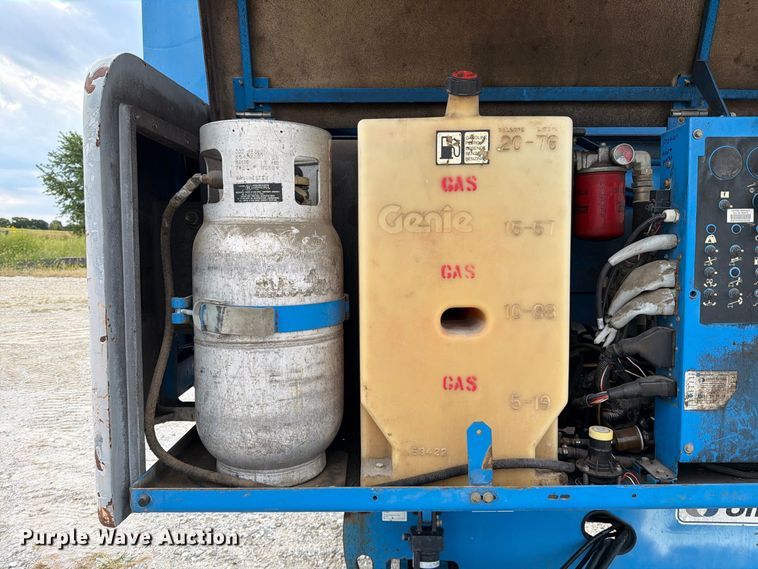 image for item DZ4855 2005 Genie S-40 boom lift